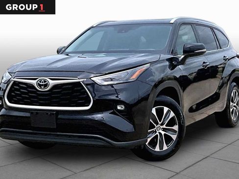 Used 2025 Toyota Highlander XLE FWD image 1