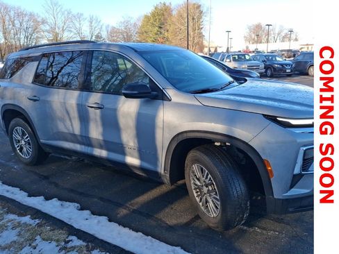 Used 2025 Chevrolet Traverse LT image 3