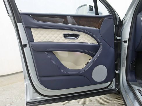 Used 2022 Bentley Bentayga V8 image 37