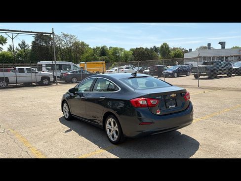 Used 2018 Chevrolet Cruze Premier FWD image 4