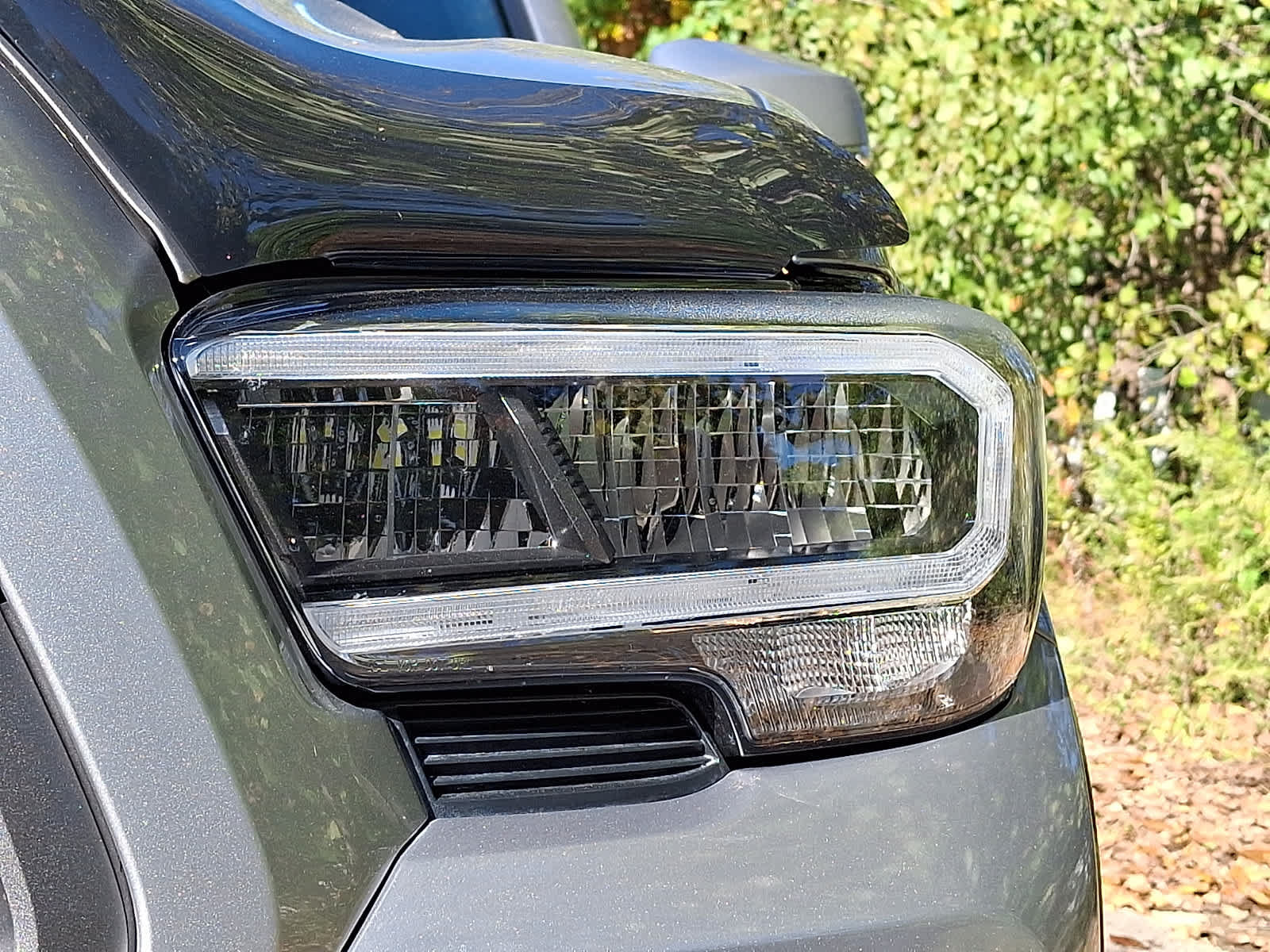 Used 2020 Toyota Tacoma TRD Sport w/ TRD Premium Sport Package AWD/4WD image 4