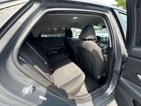 Used 2023 Hyundai Elantra SE w/ Preferred Accessory Package FWD image 17