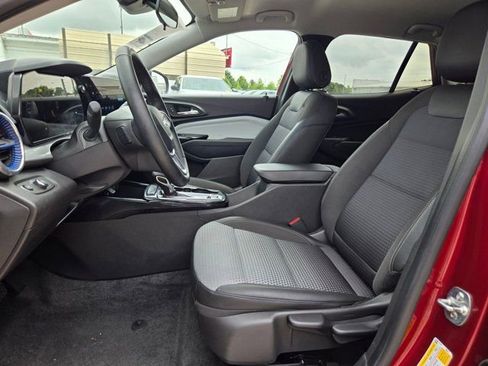 Used 2025 Chevrolet Trax LT w/ LT Convenience Package FWD image 23