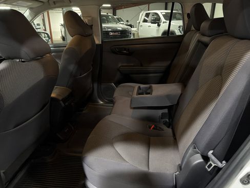 Used 2022 Toyota Highlander LE image 15