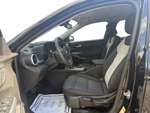 Used 2024 Chevrolet Trax LS w/ LS Convenience Package image 9