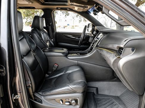 Used 2017 Cadillac Escalade Platinum image 29