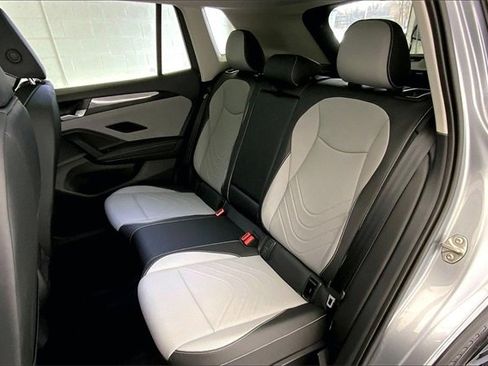 Used 2025 Volkswagen Tiguan SE w/ Panoramic Sunroof Package image 26