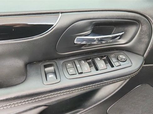 Used 2015 Dodge Grand Caravan SE image 28