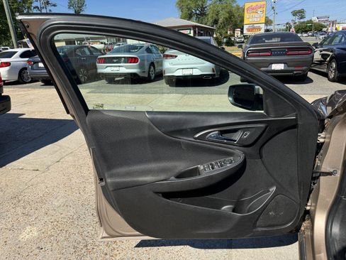 Used 2018 Chevrolet Malibu LT FWD image 12