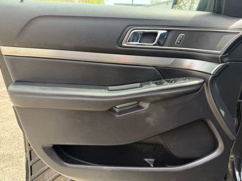 Used 2019 Ford Explorer XLT image 11