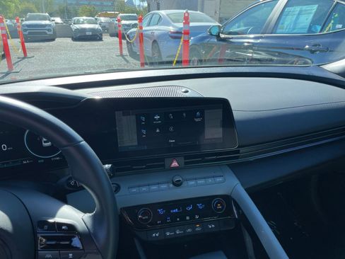 Used 2025 Hyundai Elantra Limited image 21