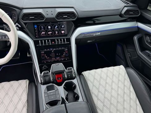 Used 2019 Lamborghini Urus AWD/4WD image 46