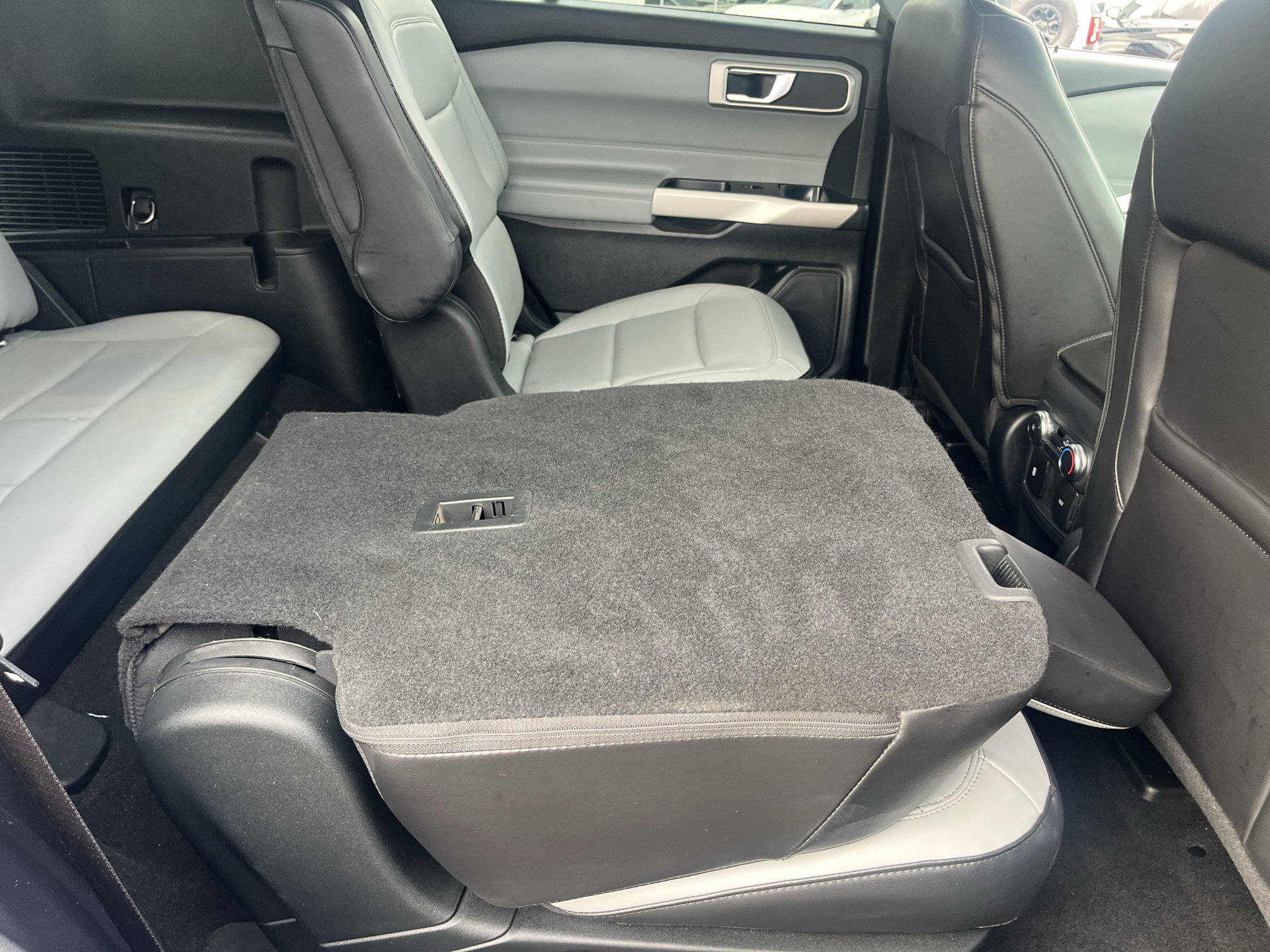 Used 2021 Ford Explorer XLT w/ Equipment Group 202A AWD/4WD image 29