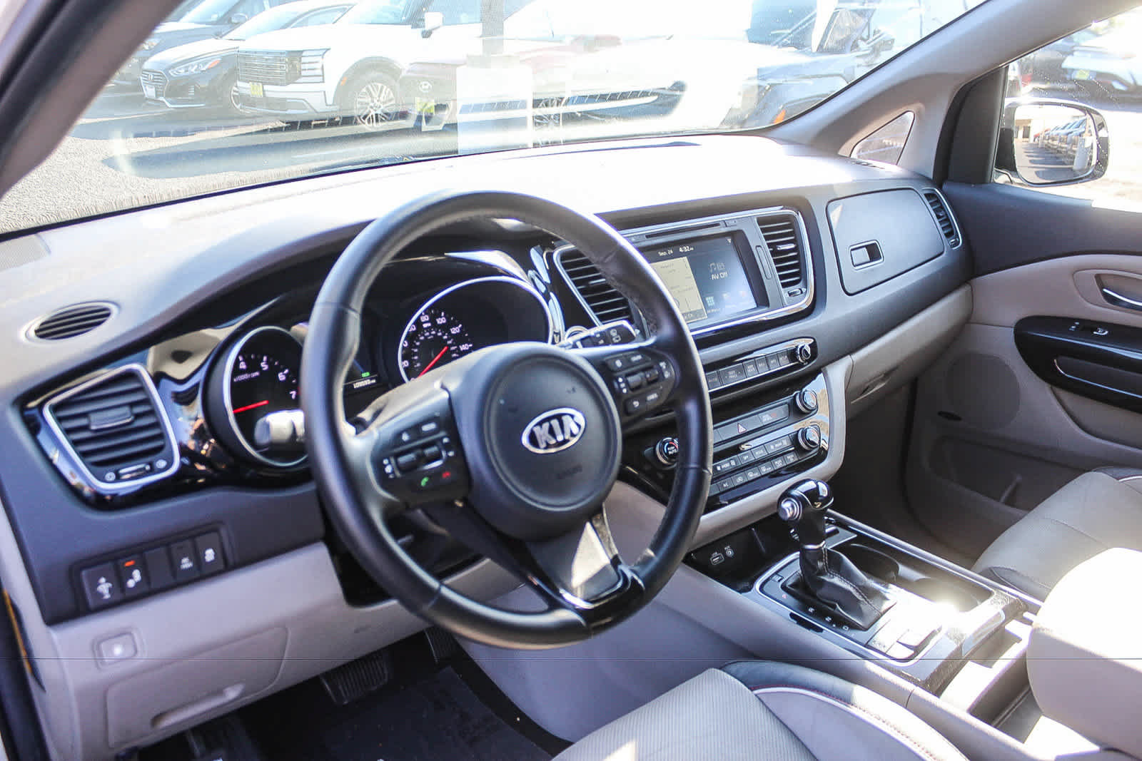 Used 2015 Kia Sedona SX FWD image 22