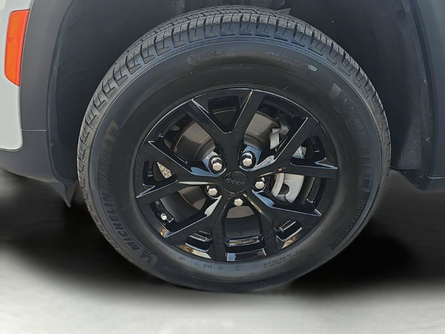 Used 2025 Jeep Grand Cherokee Altitude RWD image 12