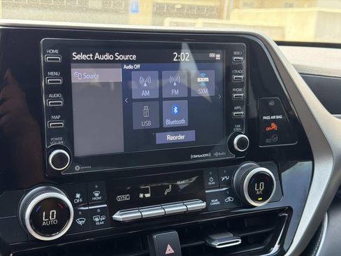 Used 2021 Toyota Highlander LE FWD image 22