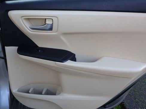 Used 2016 Toyota Camry LE image 28