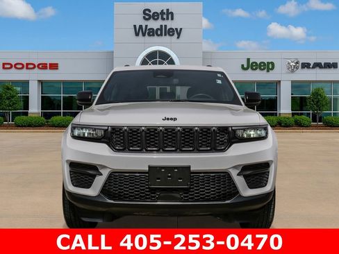 Used 2024 Jeep Grand Cherokee Altitude AWD/4WD image 2