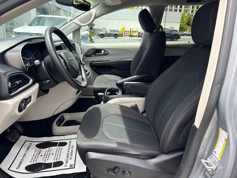 Used 2020 Chrysler Pacifica Touring FWD image 14