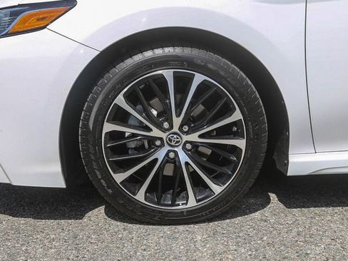 Used 2018 Toyota Camry SE w/ Moonroof Package FWD image 13