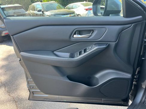 Used 2025 Nissan Rogue SV AWD/4WD image 18