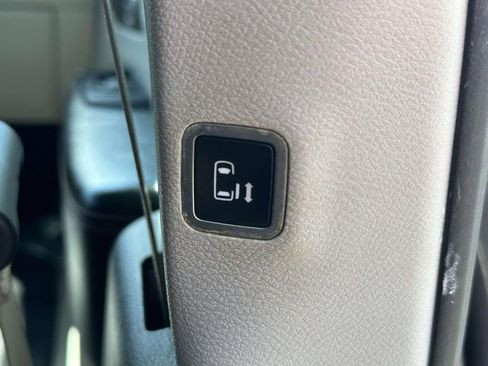 Used 2017 Chrysler Pacifica Touring-L image 8