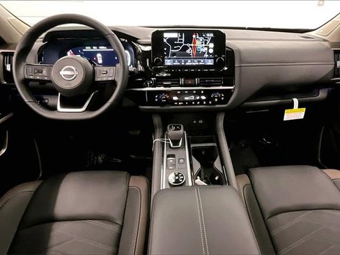 New 2025 Nissan Pathfinder Platinum image 5