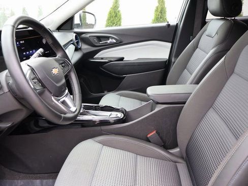 Certified 2025 Chevrolet Trax LT w/ LT Convenience Package FWD image 21