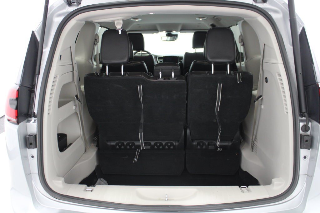 Used 2023 Chrysler Pacifica Touring-L FWD image 19