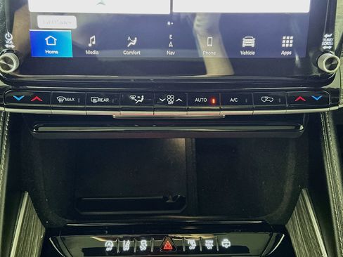 Used 2022 Jeep Wagoneer Series III w/ Premium Group I AWD/4WD image 16
