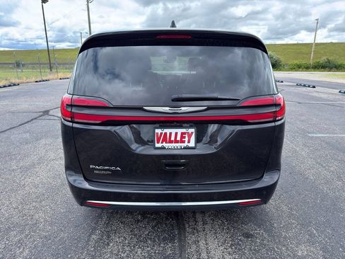 Used 2023 Chrysler Pacifica Touring-L FWD image 8
