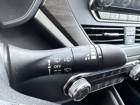 Used 2025 Nissan Altima 2.5 SV FWD image 38