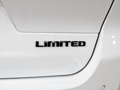 Used 2024 Jeep Grand Cherokee L Limited w/ Black Appearance Package AWD/4WD image 39