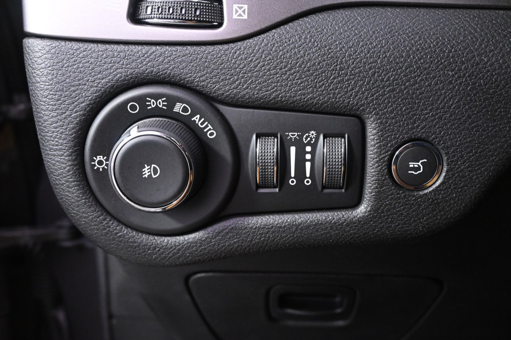 Used 2019 Jeep Cherokee Limited AWD/4WD image 24