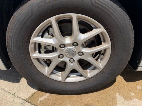 Used 2024 Chrysler Pacifica Touring-L FWD image 9