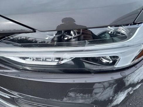 Used 2022 Volvo S90 T8 R-Design image 2