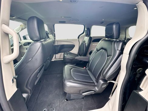 Used 2024 Chrysler Pacifica Touring-L FWD image 25