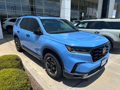 Used 2025 Honda Pilot TrailSport image 2