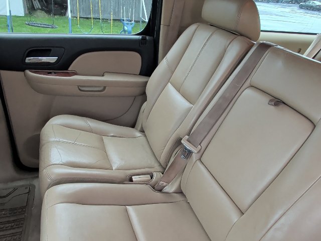 Used 2007 Chevrolet Suburban LT w/ LT Preferred Equipment Group AWD/4WD image 46