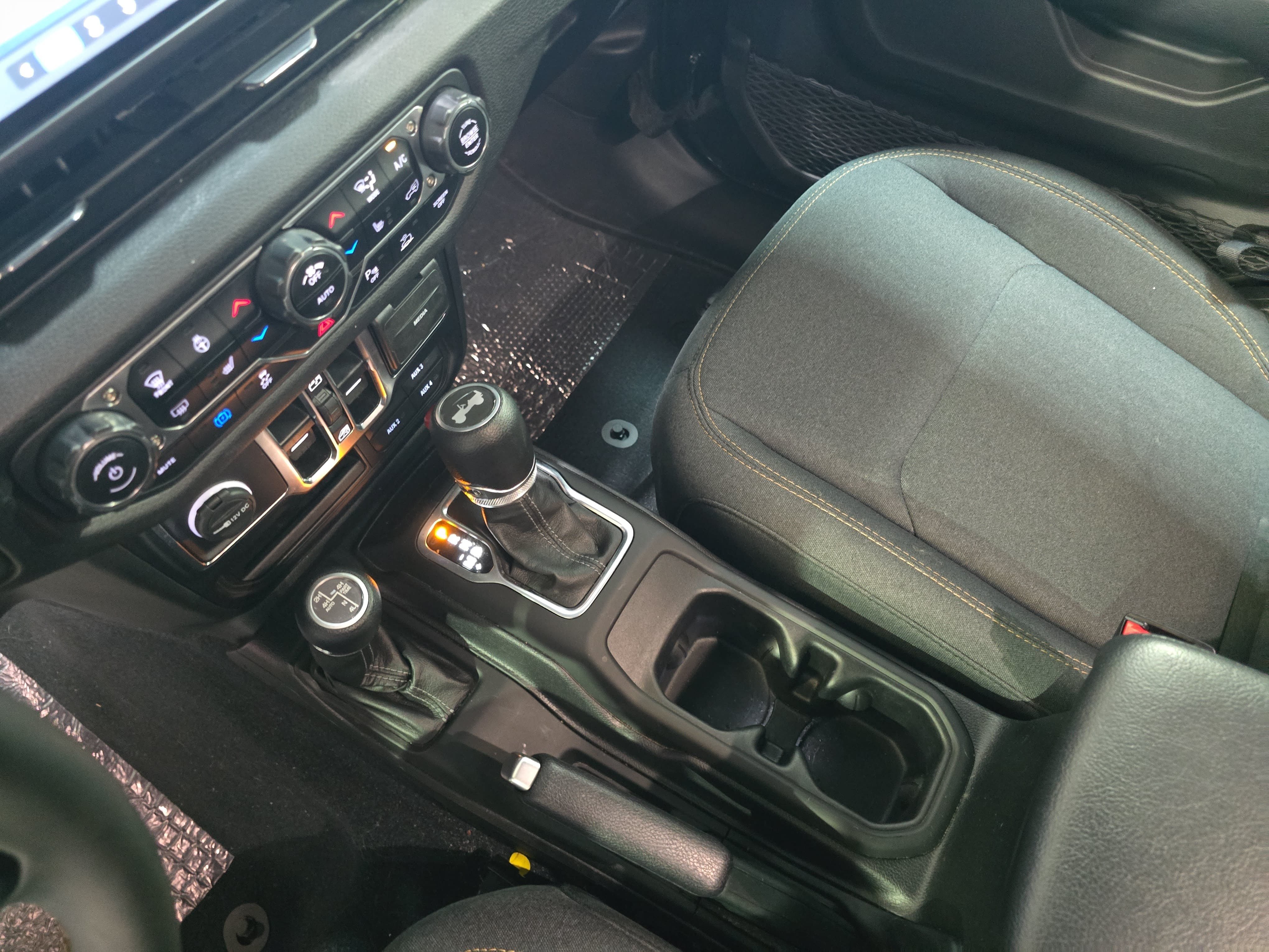 Used 2024 Jeep Wrangler Unlimited w/ Convenience Group AWD/4WD image 22