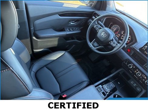 Used 2025 Honda Pilot TrailSport image 17