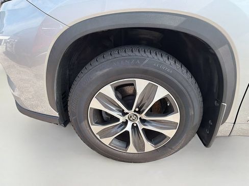 Used 2022 Toyota Highlander XLE AWD/4WD image 10