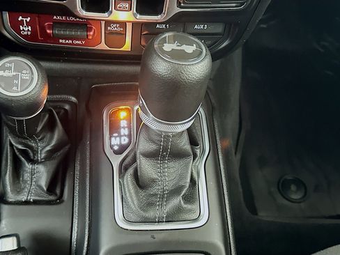 Used 2025 Jeep Wrangler Willys image 23