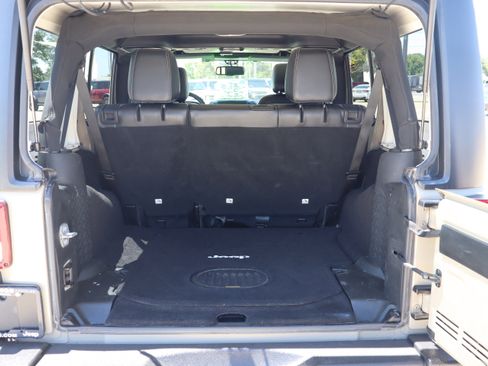 Used 2017 Jeep Wrangler Unlimited Sahara w/ Connectivity Group AWD/4WD image 23