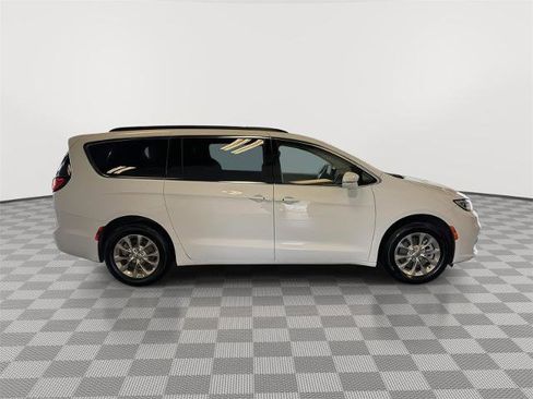 Used 2022 Chrysler Pacifica Touring-L AWD/4WD image 6
