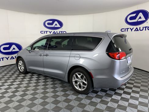 Used 2020 Chrysler Pacifica Touring w/ Tire & Wheel Group FWD image 5
