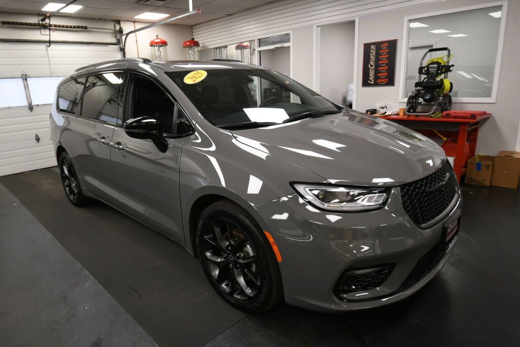 Used 2025 Chrysler Pacifica Limited FWD image 9