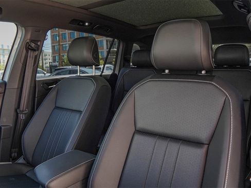 New 2024 Volkswagen Tiguan SE R-Line image 12