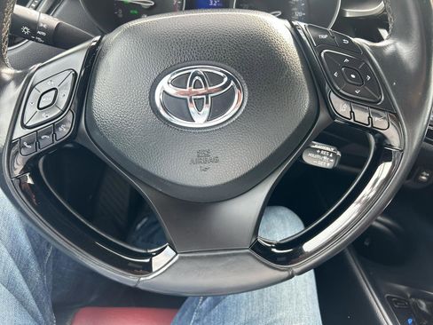 Used 2018 Toyota C-HR XLE FWD image 17