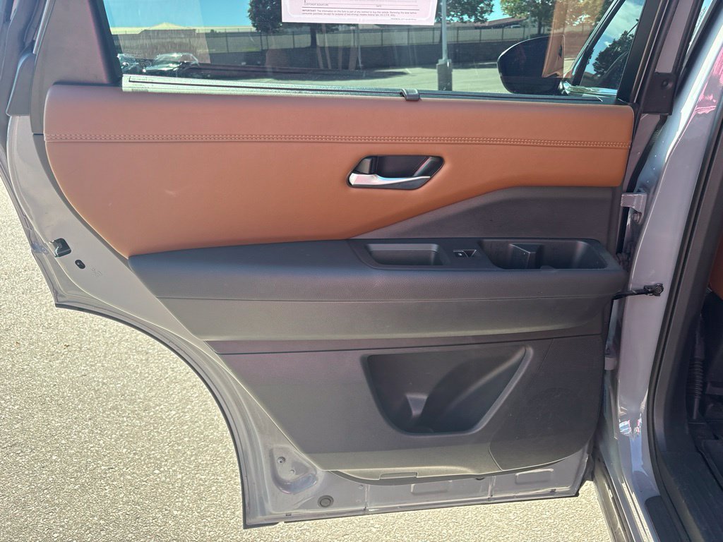 Used 2025 Nissan Pathfinder Platinum AWD/4WD image 16